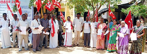 மின் கட்டண உயர்வை திரும்பபெற கோரி மார்க்சிஸ்ட் கம்யூனிஸ்ட் கட்சி சார்பில் மனு  கொடுக்கும் போராட்டம்