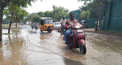 கடலூர் அண்ணா விளையாட்டு மைதானம் அருகேயுள்ள சாலையில் மழை நீர் தேங்கி நிற்பதை படத்தில் காணலாம்.