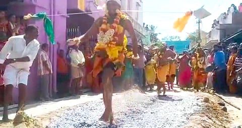 பக்தர்கள் பூக்குழி இறங்கியபோது எடுத்தபடம்.
