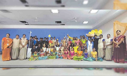 &nbsp;கிருஷ்ணர், ராதைகளின் வேடமனிந்த மாணவர்களை படத்தில் காணலாம்.