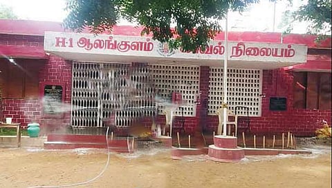ஆலங்குளம் காவல் நிலையத்தில் போலீசார் பற்றாக்குறை- டிரைவர் இல்லாததால் ஆட்டோவில் செல்லும் இன்ஸ்பெக்டர்