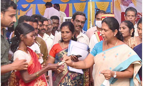 தருமபுரி மாவட்டம், அரூர் வட்டம், தீர்த்தமலை கிராமத்தில் உள்ள தீர்த்தகிரீஸ்வரர் கோவிலின் அருகில் பிச்சை எடுத்து கொண்டிருந்த  லட்சுமிக்கு இலவச வீட்டுமனைப்பட்டா மற்றும் புதிய மின்னணு குடும்ப அட்டையை கலெக்டர் சாந்தி வழங்கினார்.