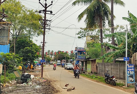 கடலூர் மஞ்சக்குப்பம் பாஷ்யம் தெருவில் மின் கம்பி திடீரென்று அறுந்து தொங்கும் காட்சி.&nbsp;