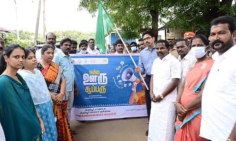 மேலாண்மை பற்றி பொதுமக்களுக்கு விழிப்புணர்வை கலெக்டர் தொடங்கி வைத்த காட்சி.&nbsp;