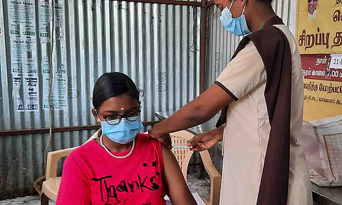 திருப்பூரில் ஒரு பெண்ணுக்கு தடுப்பூசி செலுத்தப்பட்ட காட்சி.&nbsp;