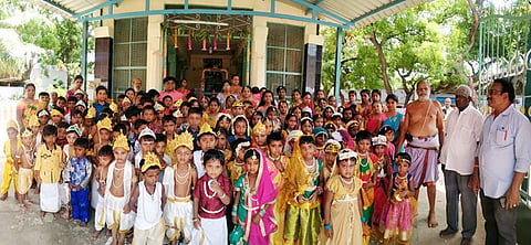 கிருஷ்ணர் வேடத்தில் குழந்தைகள்.