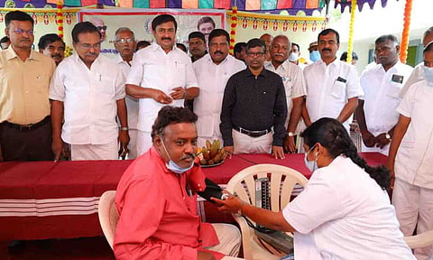 மருத்துவ முகாமை செய்தி துறை அமைச்சர் மு.பெ. சாமிநாதன்  துவக்கி வைத்த காட்சி.