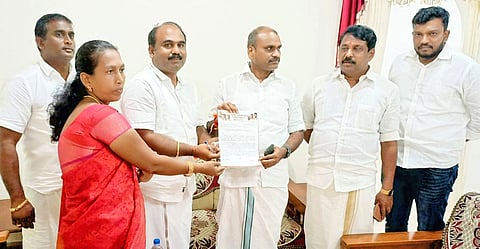 மத்திய மந்திரி எல்.முருகனிடம் பா.ஜனதா மாவட்டத் தலைவர் சித்ராங்கதன்,  ஊராட்சித் தலைவர் பிரதீபாஜெயசீலன் ஆகியோர் மனு அளித்தனர். அருகில் ஒன்றிய தலைவர்  சரவணன், மாநில இளைஞரணி  செயலர் டாக்டர்  பூபதிபாண்டியன் உள்ளனர்.