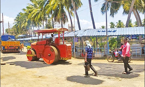 சாலையை சீரமைக்கும் பணி நடைபெற்றதை படத்தில் காணலாம்.