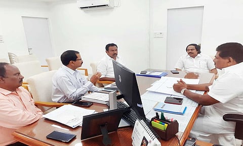 தேங்காப்பட்டணம்  துறைமுகத்தில் கனரக ட்ரெட்ஜிங் எந்திரம் மூலம் மணலை அகற்ற ஏற்பாடு