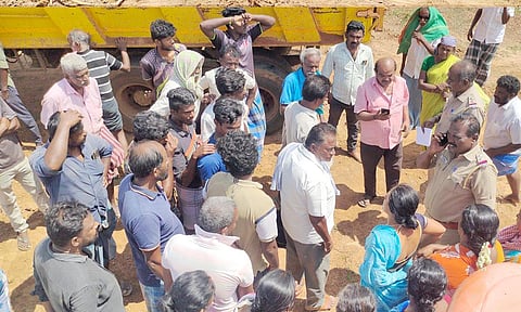 போராட்டம் நடத்திய கிராம மக்களுடன் போலீசார் பேச்சுவார்த்தை நடத்தினர்.&nbsp;