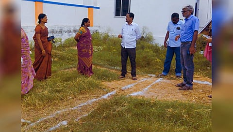 வீடு கட்டும் பணியை  சேலம் உதவி திட்ட அலுவலர் நக்கீரன் பார்வையிட்டார்.