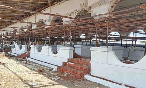 யாகசாலை அமைக்கும் பணி நடைபெற்று வருவதை படத்தில் காணலாம்.&nbsp;