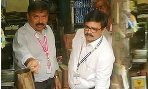 சோதனை நடத்திய அதிகாரிகள்