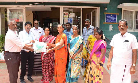 இயற்கை உரம் விற்பனை தொடங்கிவைத்த காட்சி.&nbsp;