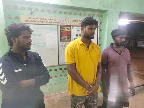 சாராயம் கடத்தியதாக கைதான 3 பேரை படத்தில் காணலாம்.&nbsp;