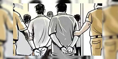 சிதம்பரத்தில்  இரும்பு கம்பிகள் திருடிய 2 பேர் கைது