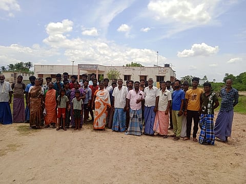 போராட்டம்  செய்த பொது மக்களை படத்தில் காணலாம்.