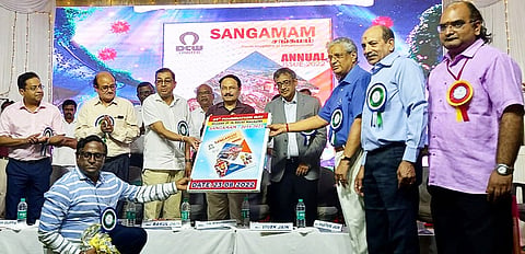 விழாவில் தூத்துக்குடி துறைமுக பொறுப்பு கழக தலைவர் டி.கே. ராமச்சந்திரன் ‘சங்கமம்’ சிறப்பு மலரை வெளியிட அதனை டி.சி.டபிள்யூ. நிறுவனத்தின் நிர்வாக இயக்குனர்கள் பெற்றுக் கொண்ட போது எடுத்த படம்.