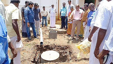 உறிஞ்சிக்குழிகள் அமைக்கும் முறைகள் குறித்து செயல்விளக்கம் அளிக்கப்பட்டது.&nbsp;