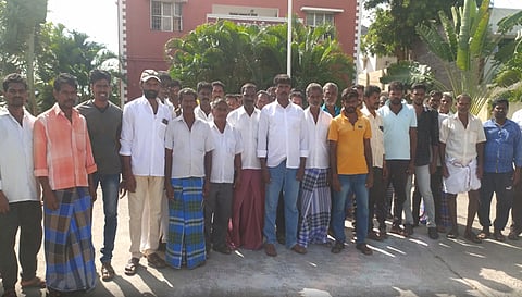 ஆக்கிரமிப்பு செய்த சாலையை சீரமைக்க கோரி போலீஸ் நிலையத்தை பொதுமக்கள்  முற்றுகையிட்ட காட்சி.