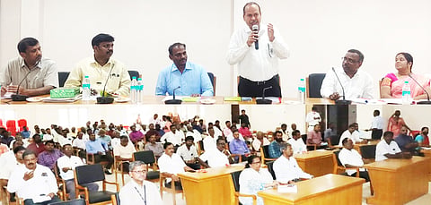ராணிப்பேட்டை கலெக்டர் அலுவலகத்தில் தொழில் முதலீட்டு கழகம் சார்பில் நடந்த சிறப்பு முகாமில் தொழில் முதலீட்டு கழக தலைவர் ஹன்ஸ்ராஜ் வர்மா பேசிய போது எடுத்த படம். அருகில் கலெக்டர் பாஸ்கர பாண்டியன்.