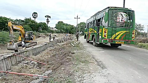 சாலையை அகலப்படுத்தும் பணி நடந்து வருவதை படத்தில் காணலாம்.
