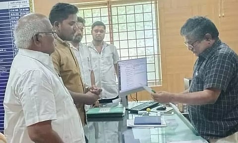 நகராட்சி கமிஷனரிடம் மனு கொடுத்தபோது  எடுத்தபடம்.