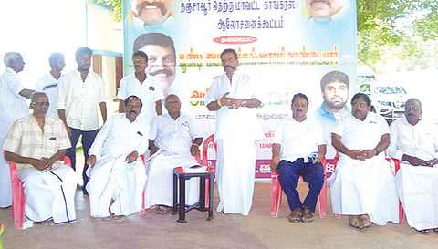 கூட்டத்தில் தஞ்சை தெற்கு மாவட்ட காங்கிரஸ் தலைவர் து.கிருஷ்ணசாமி வாண்டையார் பேசினார்.