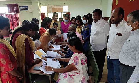 சான்றிதழ்கள் சரிபார்ப்பு நடைபெற்ற காட்சி.&nbsp;