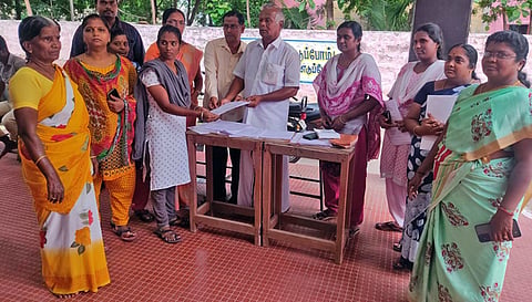 வாக்காளர் அடையாள அட்டையுடன் ஆதார் எண் இணைக்கும் படிவத்தினை பேரூராட்சித் தலைவர் கருணாநிதி  வழங்கிய போது எடுத்த படம்.