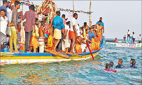 தங்க மீனை (அம்புக்குறியிட்டு காட்டப்பட்டுள்ளது) சிவபெருமானுக்கு அர்ப்பணித்து கடலில் விட்டபோது எடுத்த படம்.