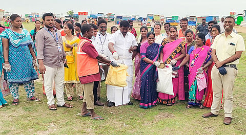கடலூர் தேவனாம்பட்டினம் சில்வர் பீச்சில் மாநகராட்சி மேயர் சுந்தரி ராஜா தலைமையில் சுத்தம் செய்யும் பணி தொடங்கி வைத்தார். அருகில் மாநகர தி.மு.க. செயலாளர் கே.எஸ்.ராஜா உள்ளனர்.

