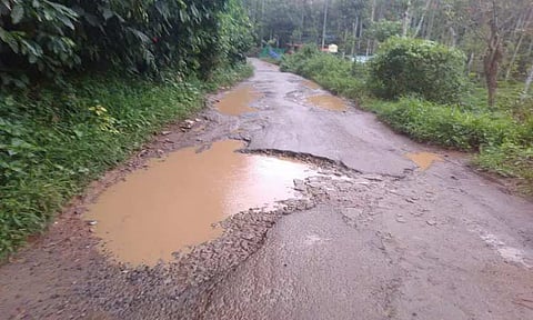 குண்டும், குழியுமான சாலை சீரமைக்கப்படுமா?