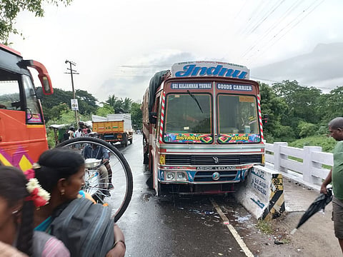 தாறுமாறாக ஓடிய சரக்கு லாரி பாலத்தின் மீது மோதி நின்றது.