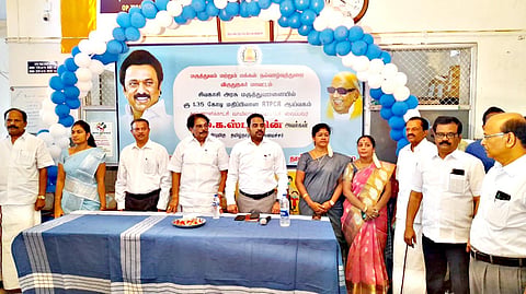 &nbsp;திறப்பு விழா நிகழ்ச்சியில் பங்கேற்ற அமைச்சர் சாத்தூர் ராமச்சந்திரன், சிவகாசி மாநகராட்சி மேயர் சங்கீதா இன்பம், விருதுநகர் மாவட்ட கலெக்டர் மேகநாத ரெட்டி  உள்பட பலர் உள்ளனர்.
