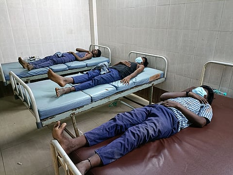 ஆஸ்பத்திரியில் சிகிச்சை பெறும் மாணவர்களை படத்தில் காணலாம்.&nbsp;