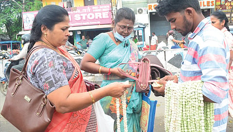 விநாயகர் சதுர்த்தியையொட்டி கோவையில் பூக்கள் விலை உயர்வு