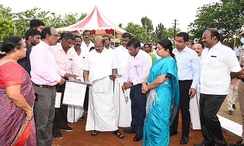 அமைச்சர் எ.வ.வேலு நினைவரங்க பணிகளை பார்வையிட்டு அதிகாரிகளிடம் கேட்டறிந்தார். உடன் அமைச்சர் கீதாஜீவன், கலெக்டர்  செந்தில்ராஜ், மேயர் ஜெகன் பெரியசாமி உள்ளிட்ட பலர் உள்ளனர்.