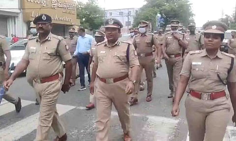 போலீஸ் கமிஷனர் பிரபாகரன் தலைமையில், துணை கமிஷனர்கள் அபினவ்குமார், வனிதா ஆகியோர் போலீசார் கொடி அணிவகுப்பு நடத்திய காட்சி.&nbsp;