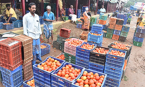 ஈரோடு மார்க்கெட்டில் தக்காளி விலை உயர்ந்தது