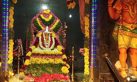 விநாயகருக்கு அலங்காரம் செய்யப்பட்டிருக்கும் காட்சி.