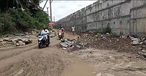 கோவையில் சேறும், சகதியுமாக காட்சியளிக்கும்  சுந்தராபுரம்-மதுக்கரை சாலை