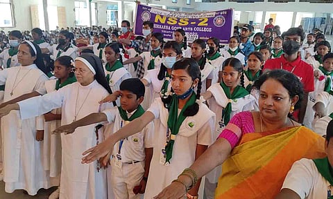 மாணவ, மாணவிகள்  பிளாஸ்டிக்  ஒழிப்பு தொடா்பான உறுதிமொழி எடுத்துக் கொண்ட காட்சி.