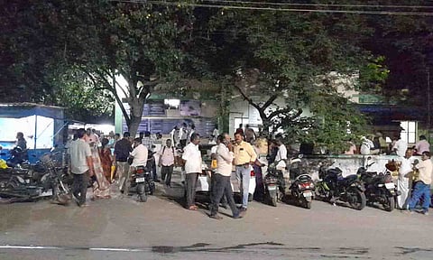 &nbsp;இரவு 8 மணிக்கு மேலும் பத்திரப்பதிவுக்காக காத்துருந்த பொதுமக்களை படத்தில் காணலாம்.