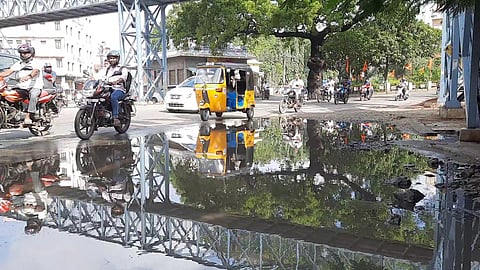 திருப்பூர் டவுன் ஹால் பகுதியில் மழைநீர் குளம் போல் தேங்கி கிடப்பதை படத்தில் காணலாம்.