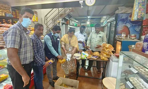 அதிகாரிகள் சோதனை நடத்திய காட்சி.&nbsp;