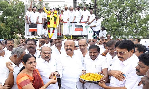 திருப்பூர் வளர்மதி பேருந்து நிலையம் அருகில் பார்க் ரோட்டில் உள்ள எம்ஜிஆர். சிலைக்கு  பொள்ளாச்சி ஜெயராமன் எம்.எல்.ஏ. தலைமையில் அ.தி.மு.க.வினர் மாலை அணிவித்து பட்டாசு வெடித்து இனிப்புகள் வழங்கிய காட்சி.&nbsp;