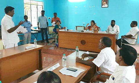 சாக்கோட்டை ஒன்றிய குழு கூட்டம் தலைவர் சரண்யா செந்தில்நாதன் தலைமையில் நடைபெற்றது.