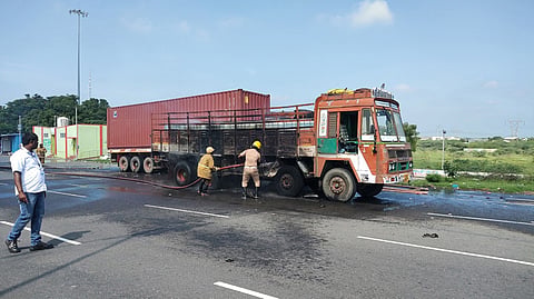 லாரியில் பற்றிய தீயை தீயணைப்பு படையினர் அணைத்தனர்.